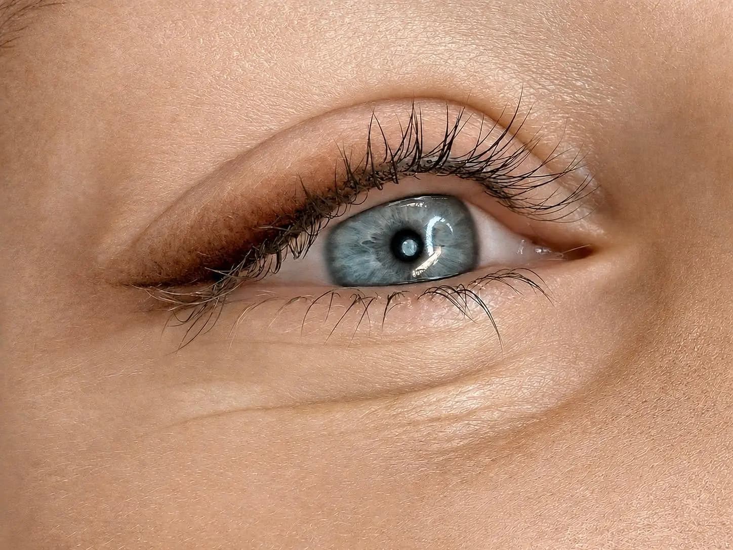 Shading Eyeliner München – blaues Auge mit natürlichem Liner bei EFARÉ Aesthetics